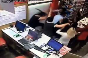 Palalı saldırgan dehşeti kamerada