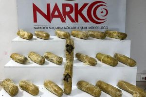 Kamyondaki kanepeden 15 kilo uyuşturucu çıktı