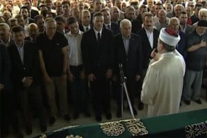 Alpay Özalan'ın babası son yolculuğuna uğurlandı