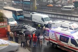Otomobil durağa girdi: 1'i ağır 2 yaralı
