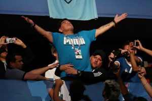 Maradona'nın el hareketi Twitter'ı salladı