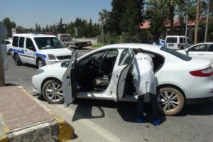 Kırmızı ışıkta, otomobilinde öldürüldü