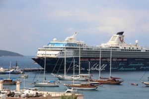 Dev yolcu gemisi ilçeye 2 bin 77 turist getirdi