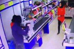 Marketteki silahlı ve maskeli soygun kamerada
