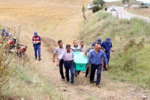 Devrilen sepetli motosikletinin altında kaldı