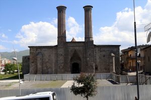 Tarihi Çifte Minareli Medrese'de çevre düzenlemesi