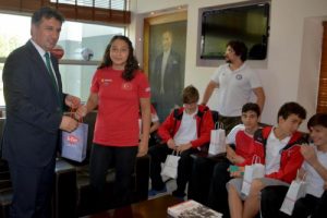 Milli yüzücüler ödüllendirildi