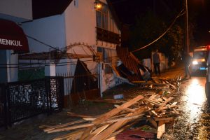 Tekirdağ'da ağaçlar devrildi, çatılar uçtu