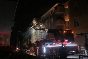 Binanın dış cephe iskelesi devrildi