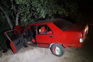 Çarpışan iki otomobilden biri uçuruma yuvarlandı
