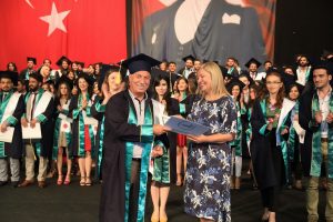63 yaşında hukuk fakültesini bitirdi