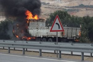Seyir halindeki kamyon bilinmeyen bir nedenle alev aldı