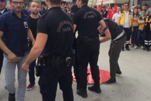 Bursa'da şehit cenazesinde çelenk parçaladılar