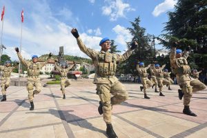 Komandolardan halk oyunları gösterisi