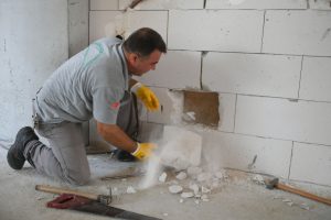 Bursa'da iki duvar arasına sıkışan köpek kurtarıldı