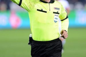Eski futbol hakemi bıçakla yaralandı
