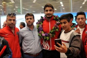 Milli güreşçiler yurda madalyalarla döndü