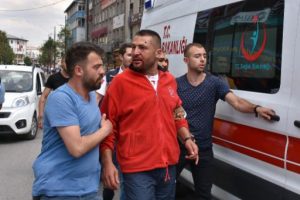 Sokak ortasında silahlı kavga: 3 yaralı