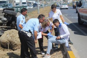 Otomobili takla attığı kazada sinir krizi geçirdi