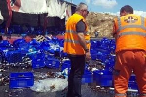 Üç araç birbirine girdi! Alkol şişeleri yola savruldu