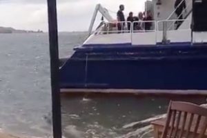 Avşa'daki deniz otobüsü karaya oturdu