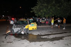 Otomobil kanala düştü: 3 yaralı