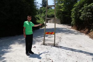 Yol genişledi elektrik direği ortada kaldı