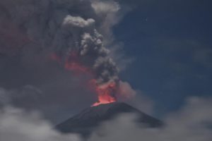 Bali'deki havalimanları yanardağ yüzünden uçuşlara kapatıldı