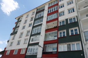Bu apartmanda oturan siyasetçi oluyor