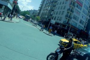 Trafiğin ortasında kalan engelli vatandaşı böyle kurtardı