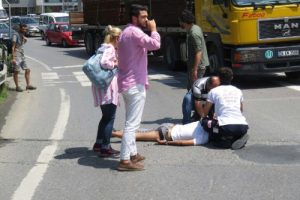 Akılalmaz kaza! Pantolonunun bacağı araçta takılı kaldı