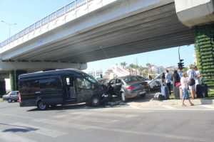 Turist transfer aracı kaza yaptı: 4 kişi yaralı