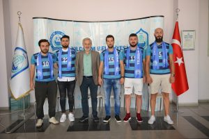 Bursa Yıldırım Belediyespor 5 futbolcuya imza attırdı
