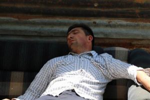 Evinin yanışını gözyaşlarıyla izledi