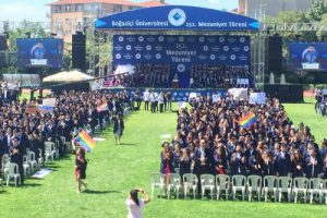 Üniversite mezuniyetinde rektöre protesto