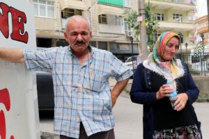 Emekli olmak için taşıdığı parayı düşürdü, eşi gözyaşlarına boğuldu
