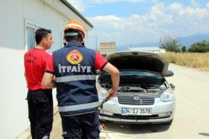 Otomobile giren yılan için seferber oldular