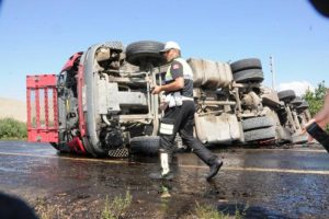Sürücüye arı soktu, tanker devrildi