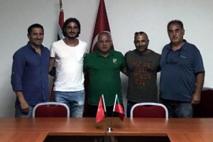 Karşıyaka'da Metin de sözleşme uzattı