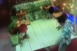 Kediye tekme atan şahıs güvenlik kamerasında
