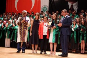 Davutoğlu, doktor yeğeninin mezuniyet törenine katıldı