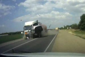 Önce otomobile sonra tankere çarptı!