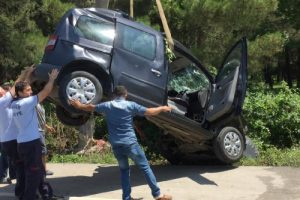 Samsun'da direğe çarpan araçta can pazarı!