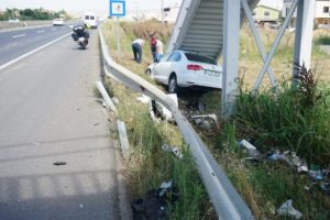Otomobil, üst geçit merdivenlerine çarptı: 2 yaralı