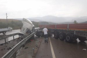 Önündeki TIR'a çarpan TIR'ın kabini koptu