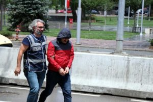 Önce arkadaşına yardım etti, sonra soydu
