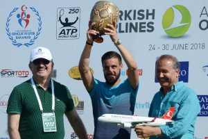 Antalya Açık'ta şampiyon olan Dzumhur ödülünü aldı