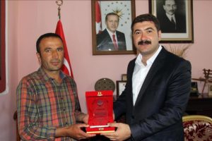 Sokakları süpürürken bulduğu parayı polislere teslim etti