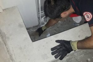 Havalandırmada mahsur kalan kedi kurtarıldı