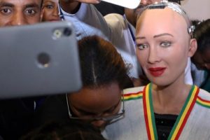 Robot Sophia hayal kırıklığı yaşattı